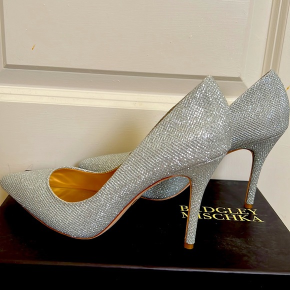 Elegant Badgley Mischka Ponder pointed toe pumps. - Picture 2 of 7